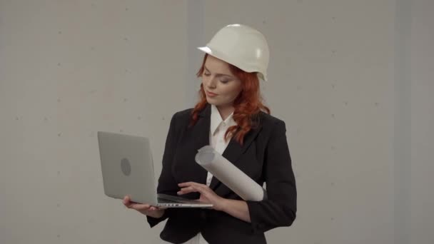 건축가는 노트북에서 일하고 계획을 공부하고 보고서를 인쇄합니다 그녀의 그림과 스튜디오에서 — 비디오
