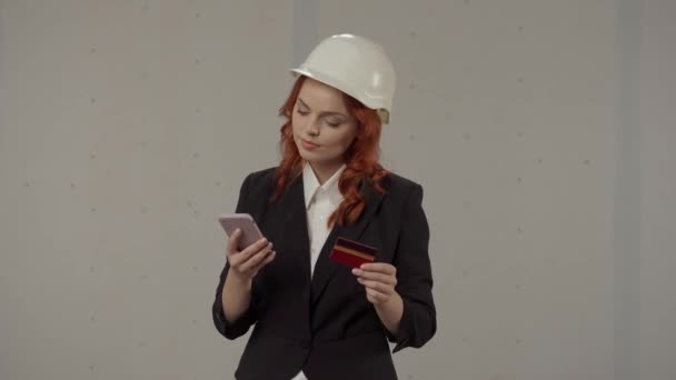 Woman Architect Pays Purchase Online Store Using Smartphone Credit Card — Stock Video