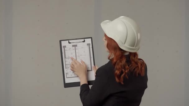 Rückenansicht Einer Architektin Mit Einem Wohnungsgrundriss Auf Einem Klemmbrett Eine — Stockvideo