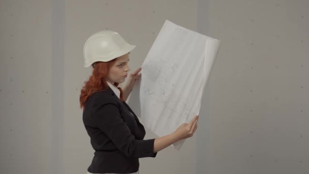 Pohled Boku Architektku Držící Rukou Plán Budovy Obchodní Žena Studuje — Stock video