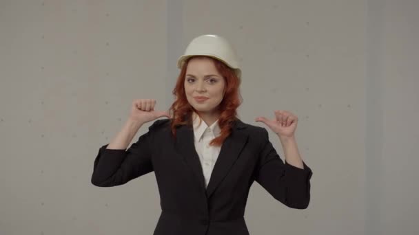 Женщина Архитектор Указывает Себя Поднимает Большой Палец Скрещивает Руки Груди — стоковое видео