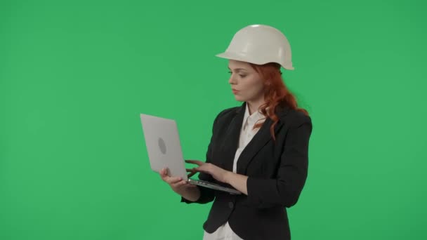 Egy Női Építész Dolgozik Egy Laptopon Terveket Tanulmányozott Jelentéseket Nyomtatott — Stock videók