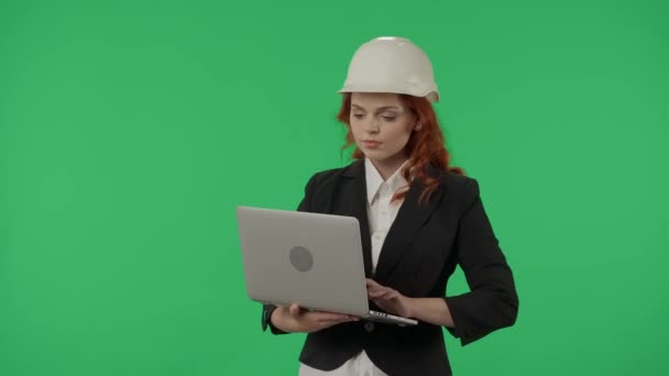 Bir Kadın Mimar Dizüstü Bilgisayarda Çalışıyor Planları Parmak Izi Raporlarını — Stok video