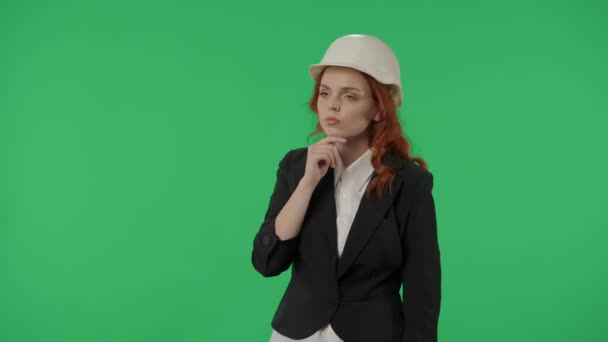 헬멧에 여자는 손가락과 손으로 보이지 화면을 뒤집습니다 배경에 스튜디오에서 건축가 — 비디오