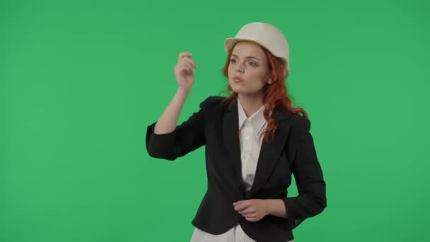 헬멧에 여자는 손가락과 손으로 보이지 화면을 뒤집습니다 배경에 스튜디오에서 건축가 — 비디오