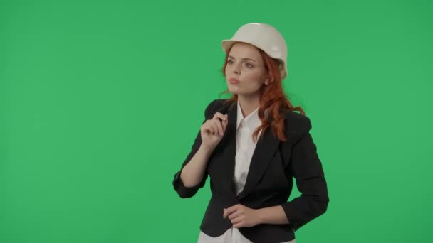 Молодая Женщина Строительном Шлеме Пролистывает Невидимый Экран Пальцем Рукой Женщина — стоковое видео