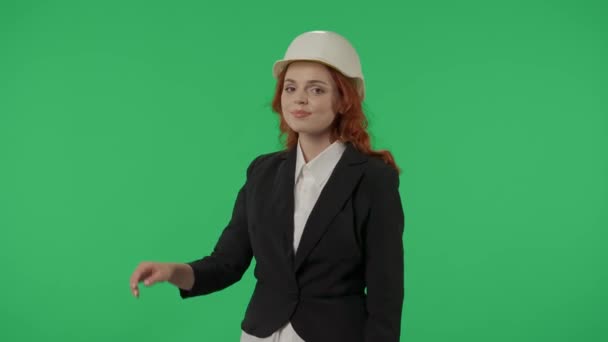 Vrouwelijke Architect Beschermende Helm Strak Pak Studio Een Groene Achtergrond — Stockvideo