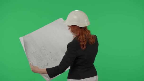 建築家の女性が計画を立てて 彼女の手に建物を描きました ビジネス女性は集中してプロジェクト計画を研究し 建設の準備をします 緑色のスクリーン上の女性 — ストック動画