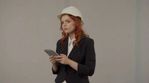 Architekt Używa Tabletu Pracy Bizneswoman Kasku Ochronnym Tabletem Szarym Tle — Zdjęcie stockowe