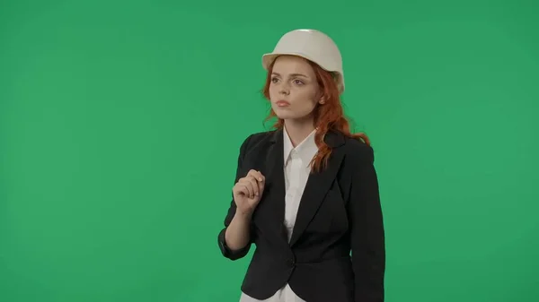 女性建築家はスタジオで緑色のスクリーンの背景を厳しく考えている 広告エリア ワークスペースモックアップ — ストック写真