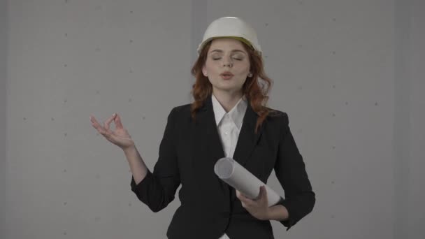 Egy Női Építész Lenyugszik Lehunyja Szemét Meditál Ujjaival Meditál Egy — Stock videók