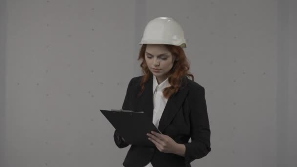 Kvinnlig Arkitekt Studerar Dokument Projektplan Skrivtavla Nickar Med Välbehag Porträtt — Stockvideo