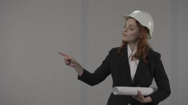 Architektin Zeigt Auf Etwas Porträt Einer Frau Mit Helm Und — Stockvideo