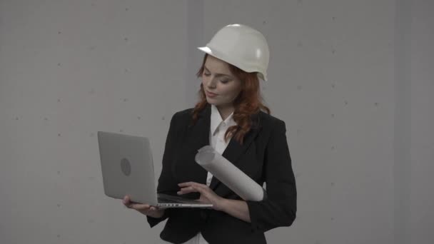 Architekt Pracuje Laptopie Studiuje Plany Drukuje Raporty Kobieta Biznesu Kasku — Wideo stockowe
