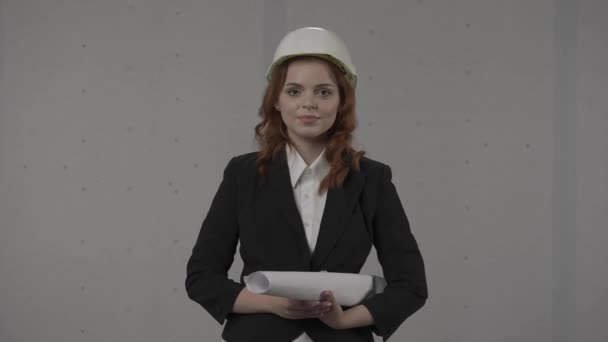 Retrato Una Joven Arquitecta Con Planos Mano Cerca Mujer Arquitecta — Vídeos de Stock