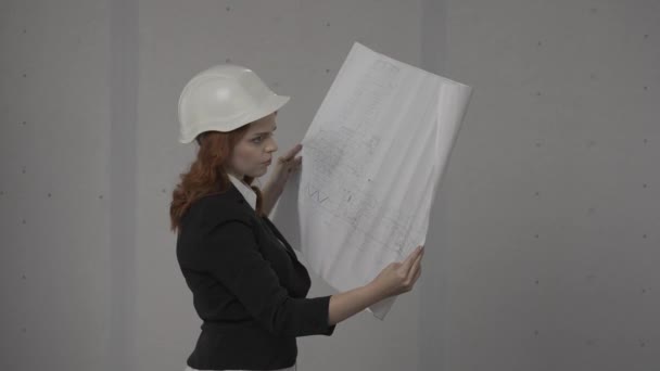 Вид Збоку Жінку Архітектора Яка Тримає План Будівлі Руках Бізнес — стокове відео