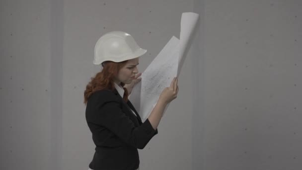 Πλευρική Άποψη Μιας Αρχιτέκτονα Γυναίκα Κρατώντας Ένα Σχέδιο Σχέδιο Ενός — Αρχείο Βίντεο