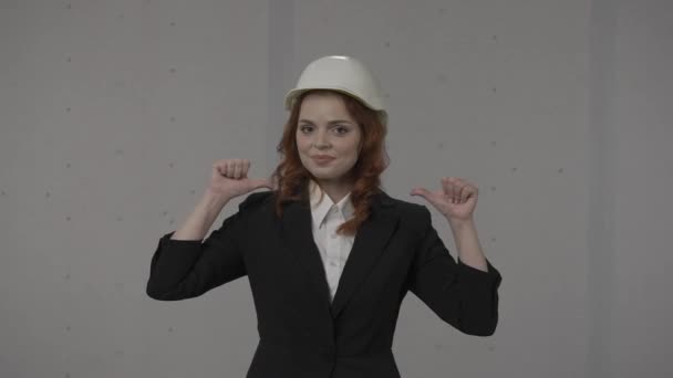 Kobieta Architekt Wskazuje Siebie Podnosi Kciuki Krzyżuje Ramiona Nad Klatką — Wideo stockowe