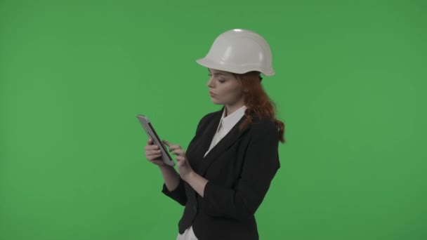건축가는 물체의 검사를 수행하고 태블릿에 메모를합니다 헬멧에 비즈니스 여자와 스튜디오 — 비디오