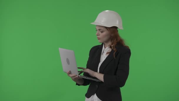 Een Vrouwelijke Architect Werkt Een Laptop Bestudeert Plannen Drukt Rapporten — Stockvideo