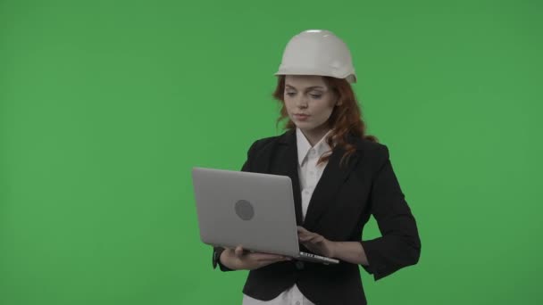 Een Vrouwelijke Architect Werkt Een Laptop Bestudeert Plannen Drukt Rapporten — Stockvideo