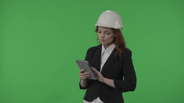 건축가는 물체의 검사를 수행하고 태블릿에 메모를합니다 헬멧에 비즈니스 여자와 스튜디오 — 비디오