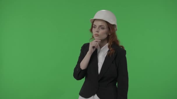 Egy Fiatal Egy Építkezési Sisakban Átugrik Egy Láthatatlan Vásznon Ujjával — Stock videók