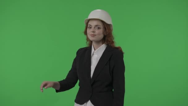 Vrouwelijke Architect Beschermende Helm Strak Pak Studio Een Groene Achtergrond — Stockvideo