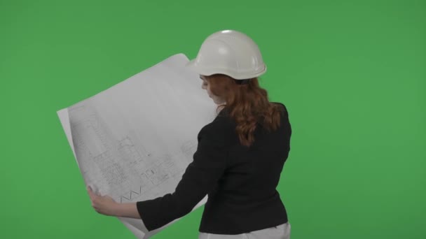 Achteraanzicht Van Een Architect Vrouw Met Een Plan Tekening Van — Stockvideo