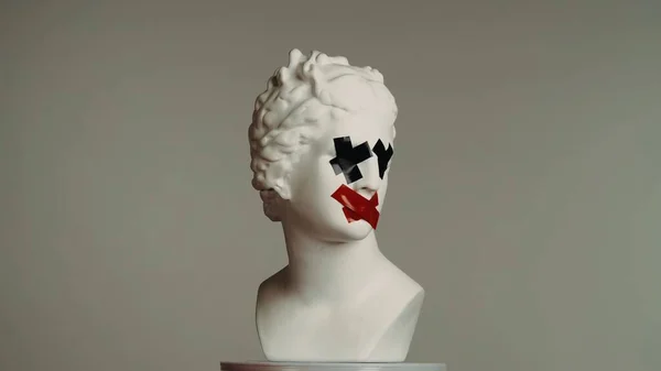 입술에 스티킹 테이프와 대리석 동상의 가슴의 초상화 배경에 크리에이 — 스톡 사진