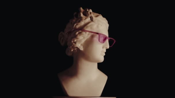 Primer Plano Antigua Estatua Mármol Diosa Venus Gafas Color Rosa — Vídeo de stock