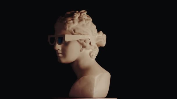 用3D眼镜拍摄的古代女神维纳斯大理石雕像的合影 罗马时代女性半身像的肖像在平台上旋转 被黑色背景隔离 富有创意的抽象概念 — 图库视频影像