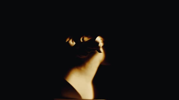 選択的なライトセット付きの3Dメガネの古代金星大理石像のクローズアップショット プラットフォーム上で回転するロマン時代の女性バストの肖像画 ブラックバックで孤立 クリエイティブな抽象概念 — ストック動画
