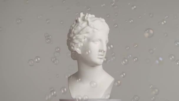 古代金星大理石の石鹸の泡のクローズアップショット プラットフォーム上で回転するロマン時代の女性バストの肖像画 灰色の背景に孤立した 創造的な抽象概念 Hdr Bt2020 Hlgについて — ストック動画