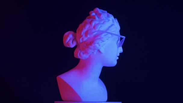 美しい古代の女神ヴィーナス大理石像を眼鏡でクローズアップした プラットフォーム上で回転するロマン時代の女性バストの肖像画 ブラックバックで孤立 創造的な抽象概念 Hdr Bt2020について — ストック動画
