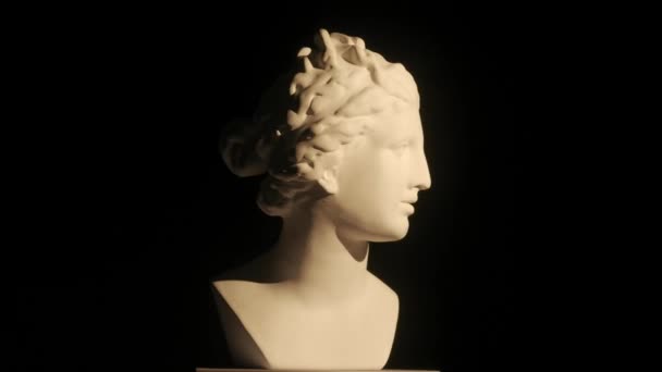 美しい古代の女神金星大理石像のクローズアップショット プラットフォーム上で回転するロマン時代の女性バストの肖像画 ブラックバックで孤立 創造的な抽象概念 Hdr Bt2020 Hlgについて — ストック動画