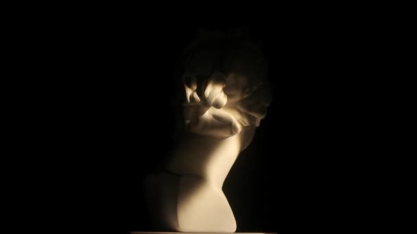 選択的なライトセットで美しい古代の女神金星大理石像のクローズアップショット プラットフォーム上で回転するロマン時代の女性バストの肖像画 ブラックバックで孤立 クリエイティブな抽象概念 — ストック動画
