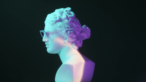Closeup Tiro Antiga Deusa Venus Estátua Mármore Óculos Luz Néon — Vídeo de Stock