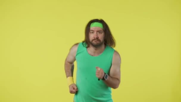 운동복을 남자는 달리기 머리를 어지럽고 피로를 느끼는 멈춥니다 상단과 밴드에 — 비디오