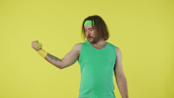 Man Sportkleding Het Nemen Van Selfie Video Tijdens Zijn Armen — Stockvideo