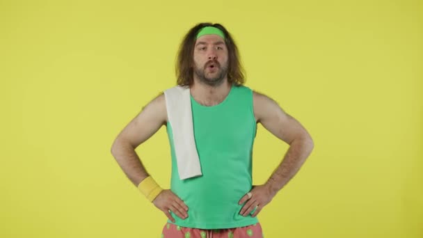 Mann Sportkleidung Atmet Tief Durch Wischt Sich Mit Weißem Handtuch — Stockvideo