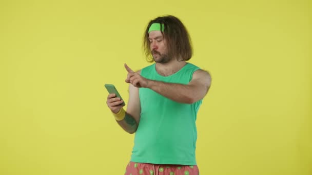 Homme Vêtements Sport Défilement Nouvelles Flux Sur Smartphone Trouvé Quelque — Video