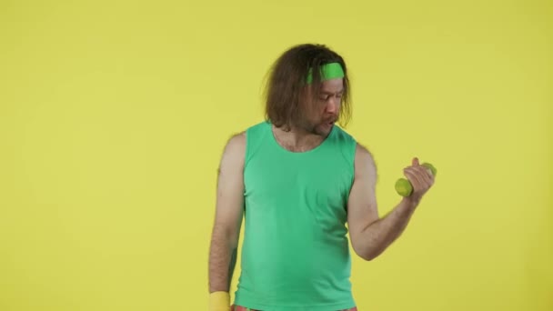 Muž Sportovním Oblečení Drží Činku Cvičí Pro Bicepsy Otírá Zpocený — Stock video