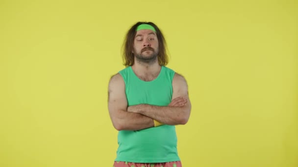 Spor Kıyafetli Bir Adam Ekranın Sağ Alt Köşesine Çapraz Kollarla — Stok video