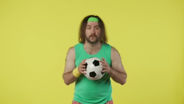 Uomo Abbigliamento Sportivo Possesso Palla Calcio Guardare Partita Cercando Felice — Video Stock