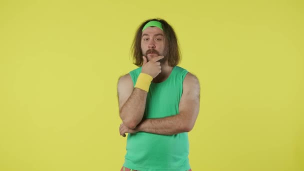 Omul Îmbrăcăminte Sportivă Stând Fața Camerei Gândindu Ceva Atingându Barba — Videoclip de stoc