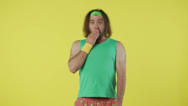 Pria Dalam Pakaian Olahraga Melihat Langsung Kamera Dengan Wajah Terkejut — Stok Video