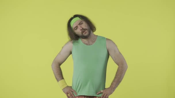 身穿运动服的男子热身 在收到程序通知后喝水 绿色油箱顶部和帽带男模的肖像 卫生保健概念 被黄色背景隔离 Hdr — 图库视频影像
