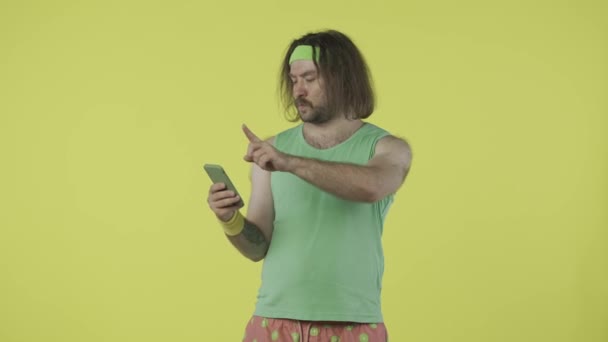 Spor Giyim Kuşağındaki Adam Akıllı Telefondan Haber Aktarıyor Şaşırmış Bir — Stok video