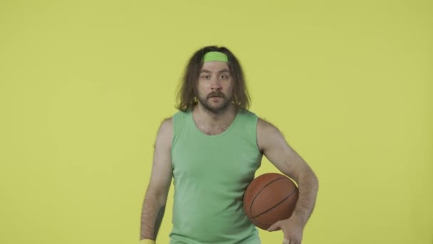 Mannen Sportsklær Som Holder Basketballball Ser Kamp Ser Nervøs Gir – stockvideo